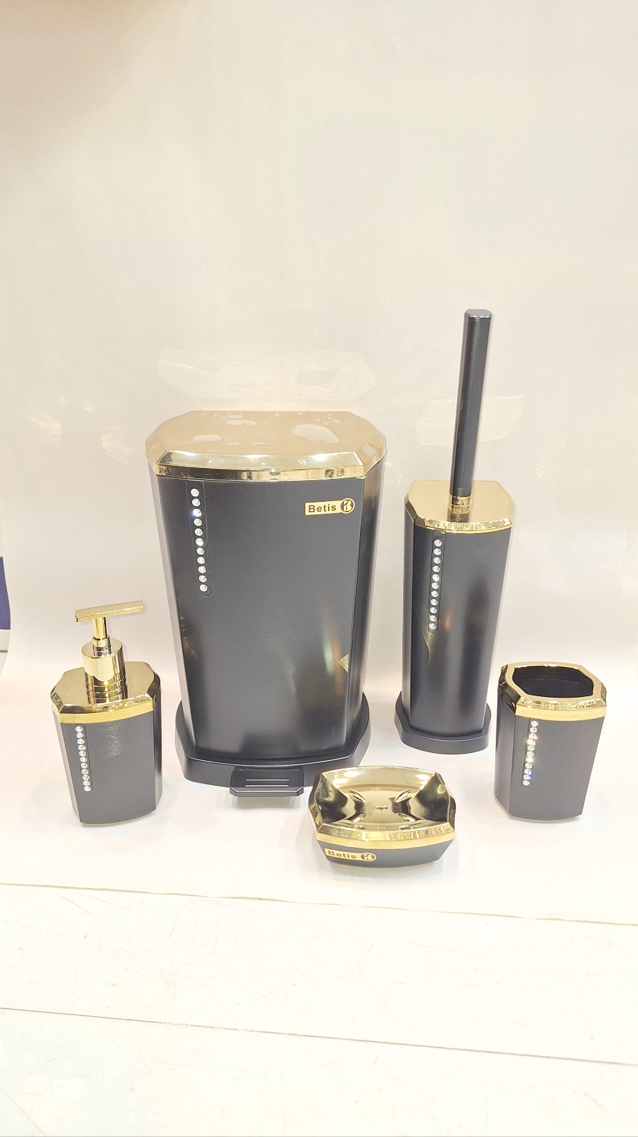 سرویس ۵پارچه بهداشتی لوکس بتیس مدل نگین مشکی طلا