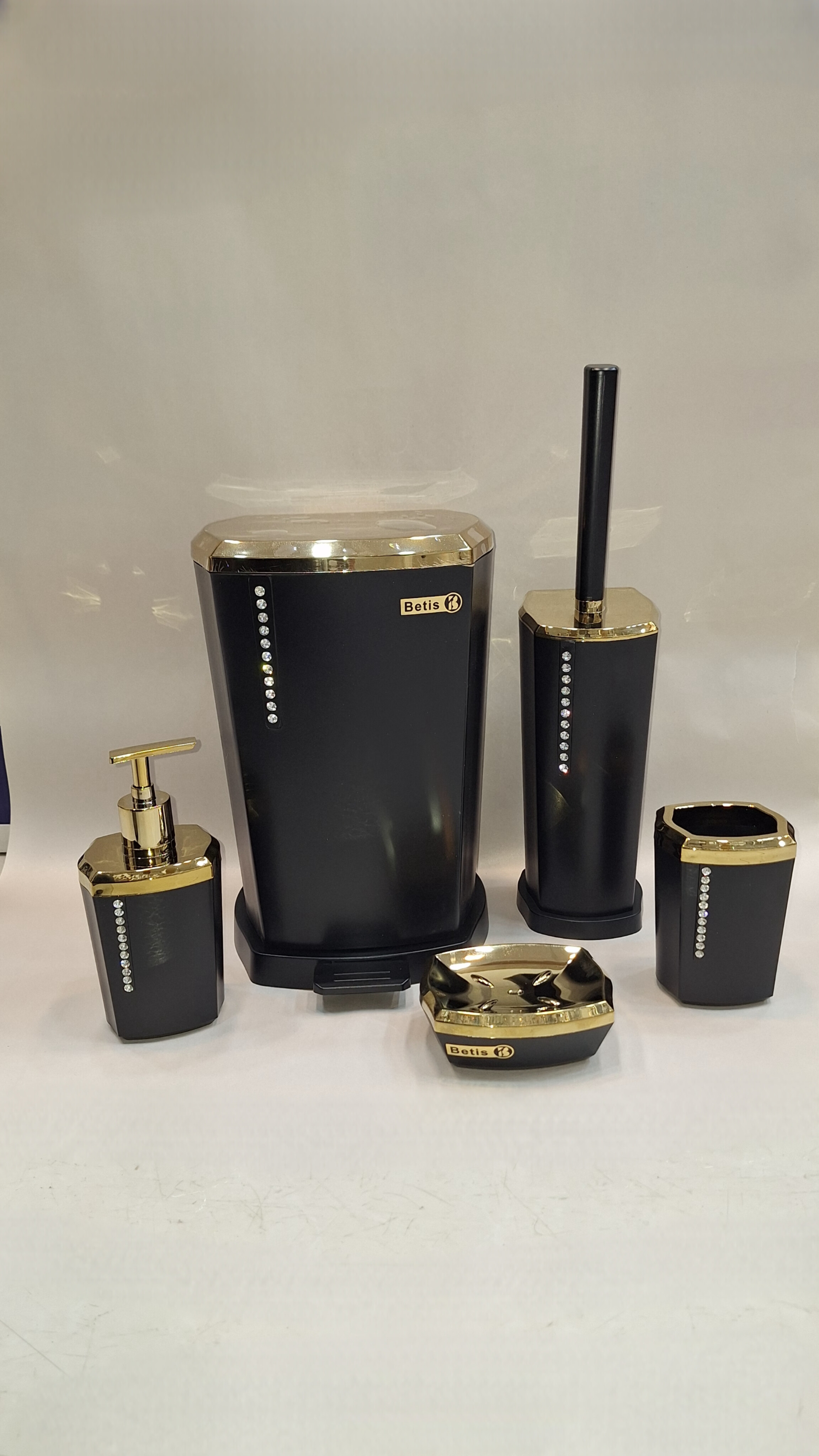 سرویس ۵پارچه بهداشتی لوکس بتیس مدل نگین مشکی طلا